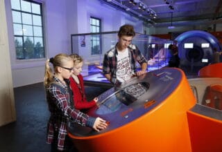 Kinderen beantwoorden vragen in het Reddingmuseum.