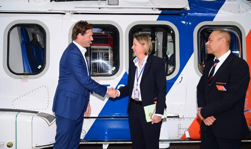 Directeur Kustwacht bedankt secretaris-generaal Maarten Schurink.