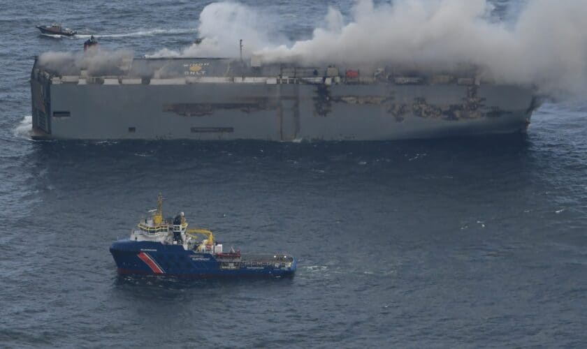 Aan boord van het schip ‘Fremantle Highway’ ontstond op dinsdag 25 juli 2023 brand