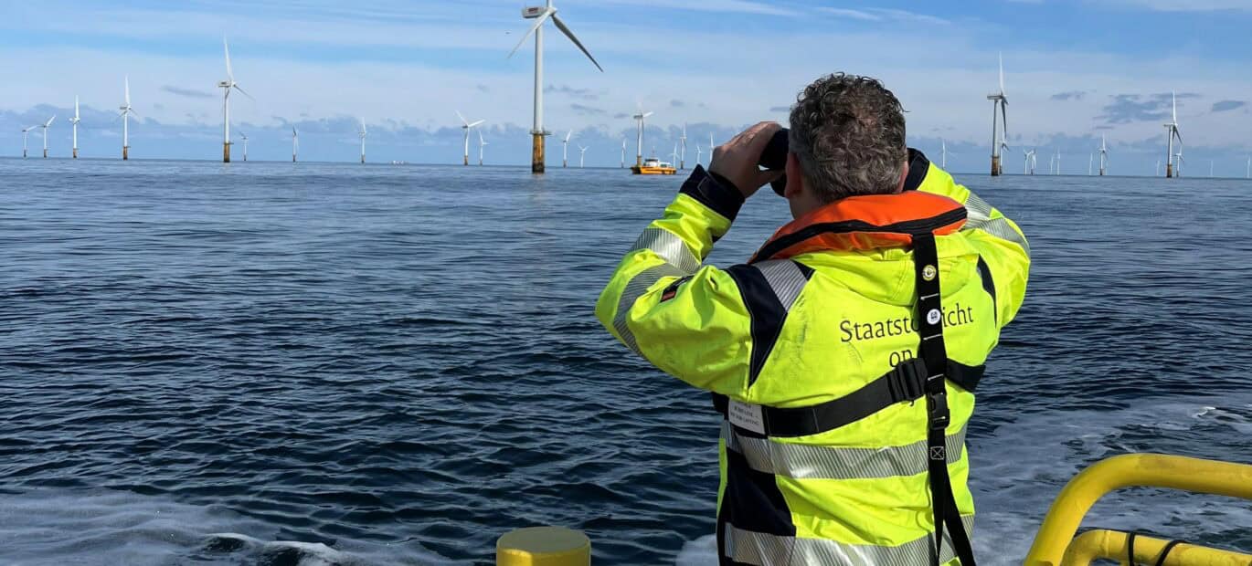Boarding Officer voert inspectie uit in windpark.