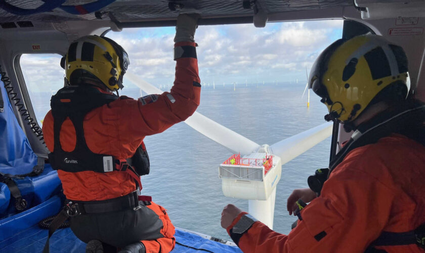 Training kustwachthelikopter van evacuatie vanaf een windmolen op de Noordzee