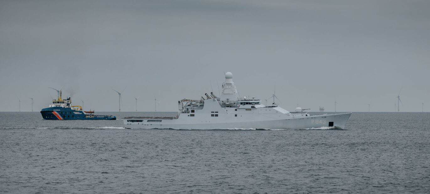 Guardian en Zr.Ms. Groningen varen voor de kust tijdens NAVO-top