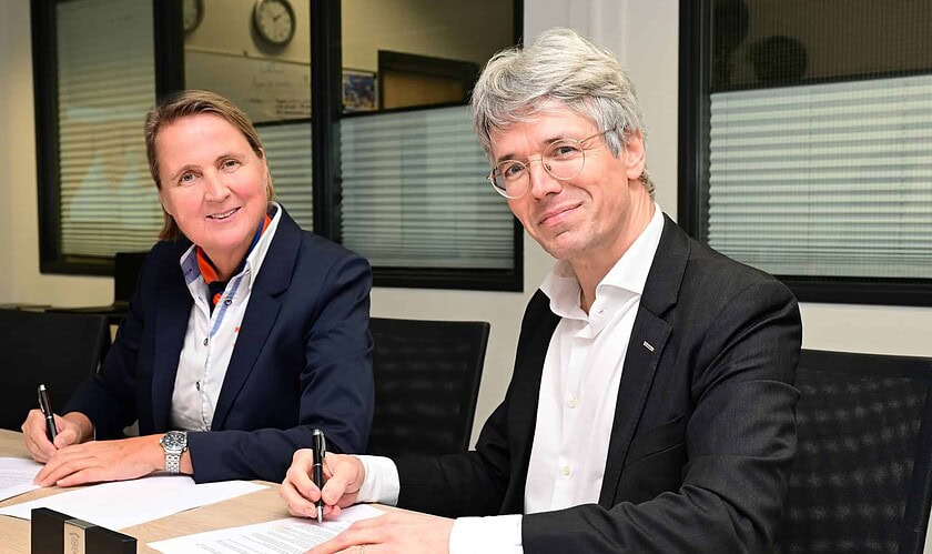 Ondertekening overeenkomst SodM en Kustwacht door Nicole Kuipers en Theodor Kockelkoren