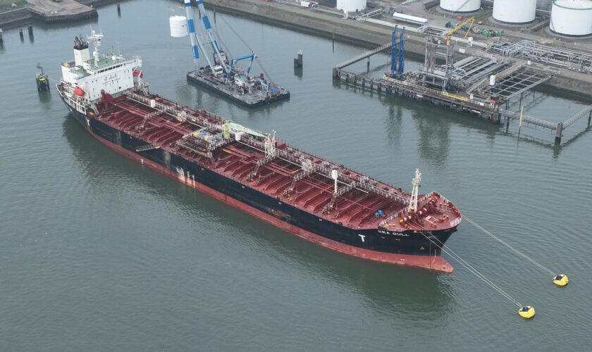 Schip afkomstig uit Rusland in haven Rotterdam.