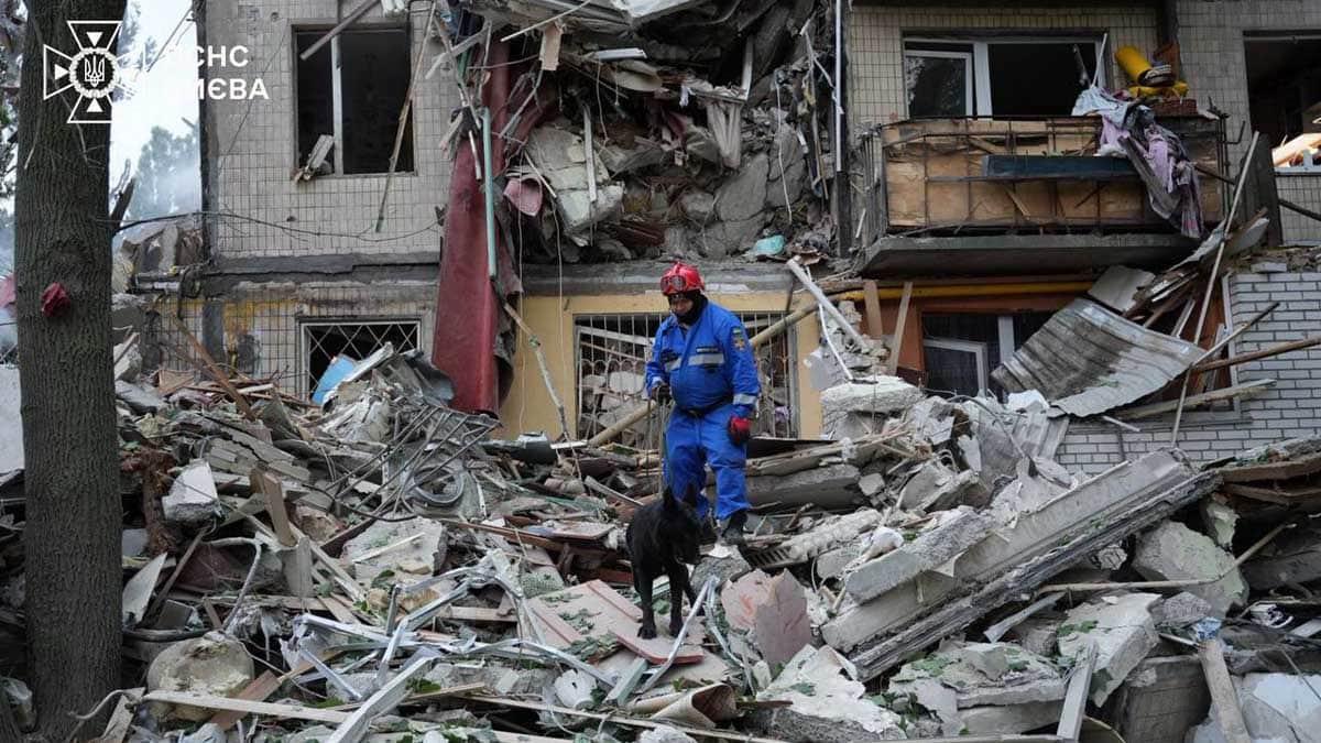 Київ. Рятувальні роботи після удару армії РФ по житловому будинку