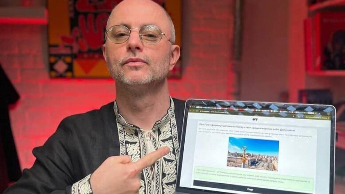 У Києві маршрутки щороку збирають 8 млрд готівки — Деснянська РДА Максим Бахматов тримає в руках ноутбук