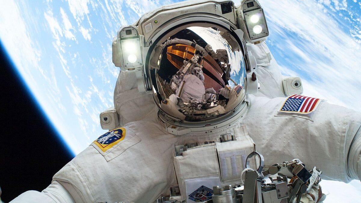 Астронавт NASA у відкритому космосі
