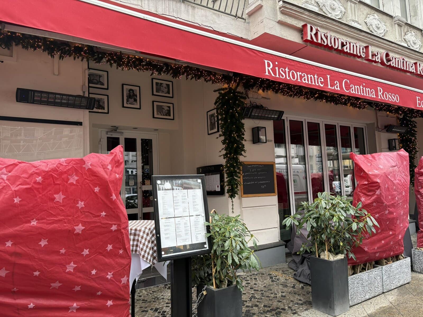 Außenbereich des Restaurants La Cantina Rosso Berlin-Wilmersdorf