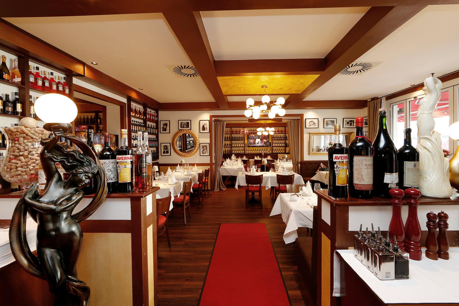 Stilvoller Innenbereich im italienischen Restaurant La Cantina Rosso in Berlin-Wilmersdorf