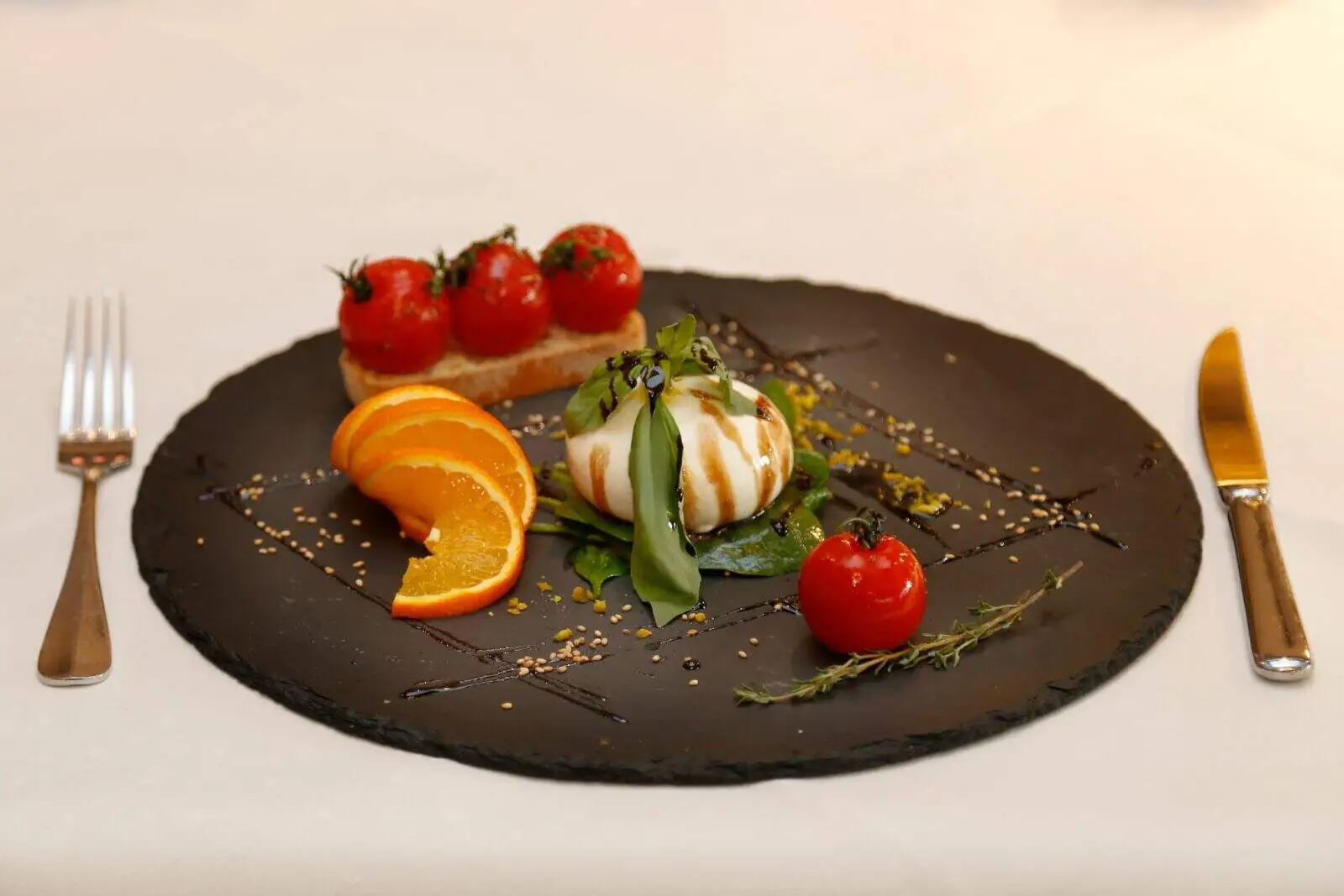 Stilvoll gedeckter Innenraum im Ristorante La Cantina Rosso Berlin-Wilmersdorf