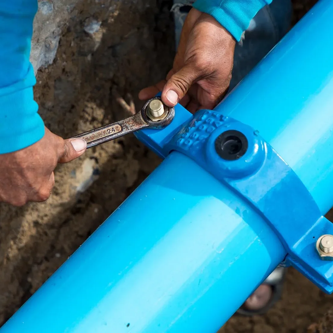 Plumber-Tightening-a-New-Sewer-Line-Installation
