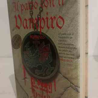 Alt: Copertina di un libro su un patto con il vampiro, con richiami gotici e simboli oscuri.