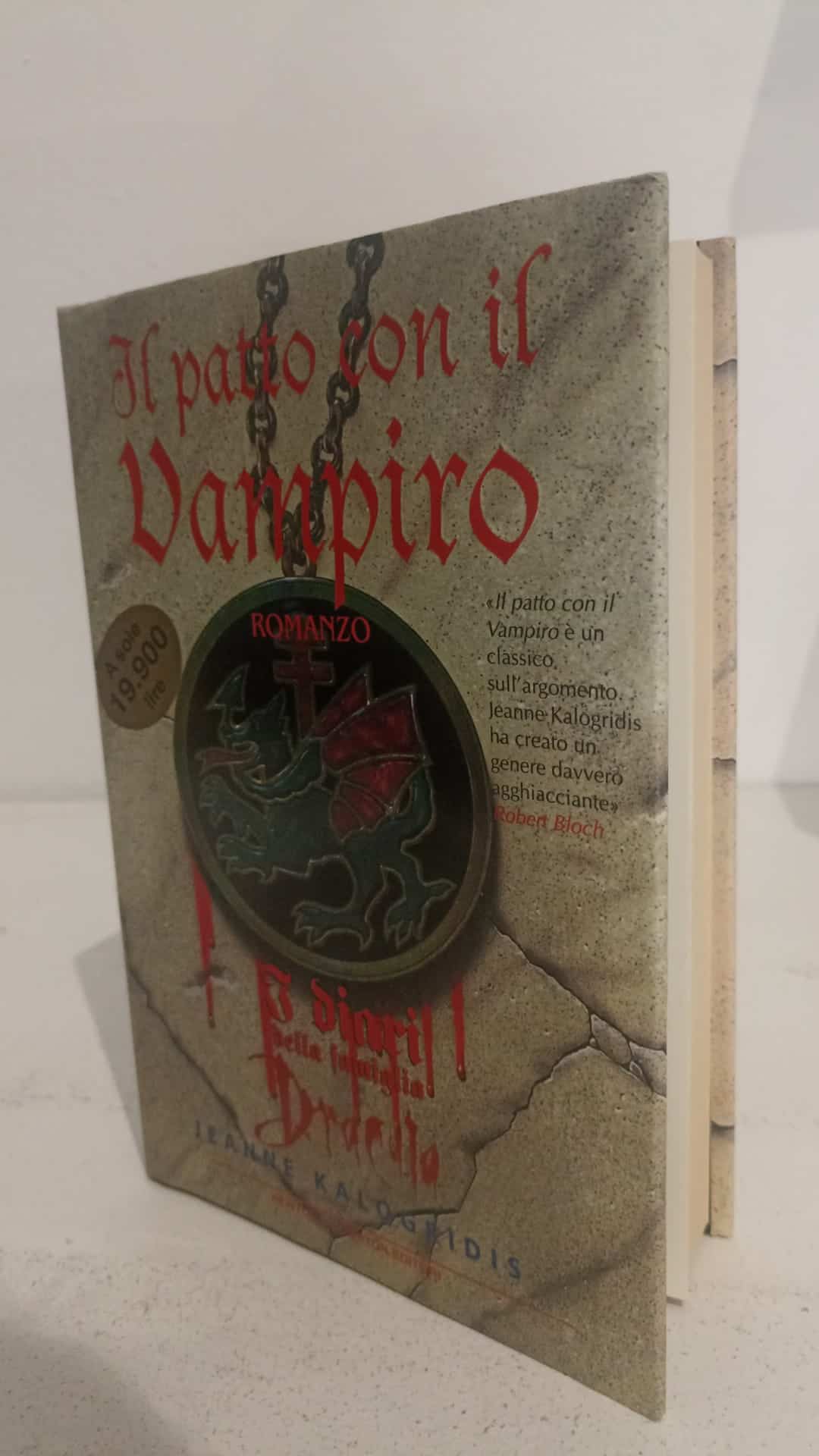 Alt: Copertina di un libro su un patto con il vampiro, con richiami gotici e simboli oscuri.