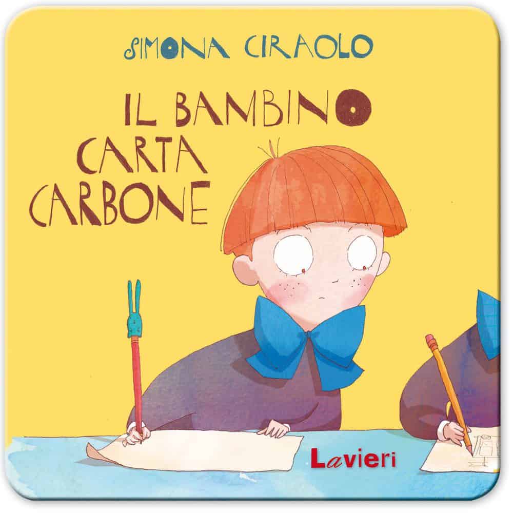 Bambino con carta e matita, storia educativa sul riciclo e la sostenibilità per bambini.