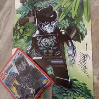 Poster di Black Panther in stile LEGO con firma e immagine dettagliata.