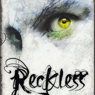 Occhio verde intenso su sfondo ghiaccio e neve.