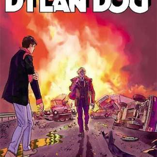 Dylan Dog sulla scena di un incidente con auto distrutte e fiamme, atmosfera inquietante.