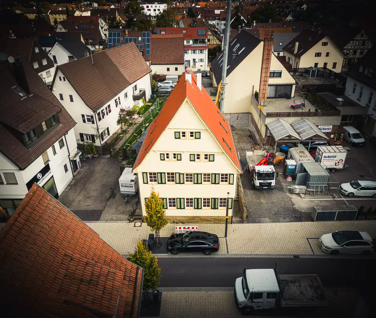 Von Lauffer Holzbau-Zimmerei saniertes und restauriertes denkmalgeschütztes Fachwerkhaus inklusive Fassade, Dachstuhl, Tür, Blockstufentreppe, Fensterläden und Dachfenster in Renningen.