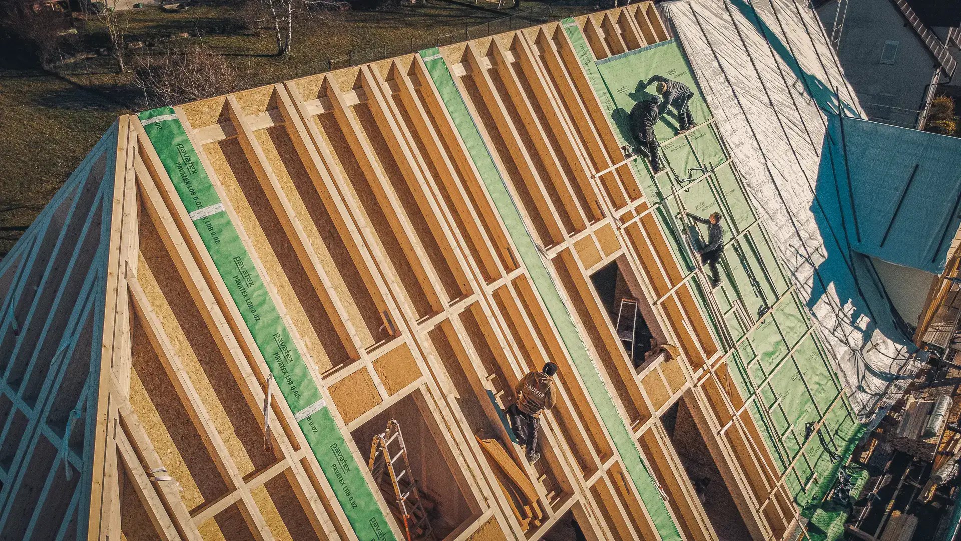 Das Team von Lauffer Holzbau-Zimmerei in Renningen errichtet in Malmsheim ein Mehrfamilienhaus, wobei ein Teil des Altbestandes dabei saniert wird. - Foto auch in Datenschutzerklärung