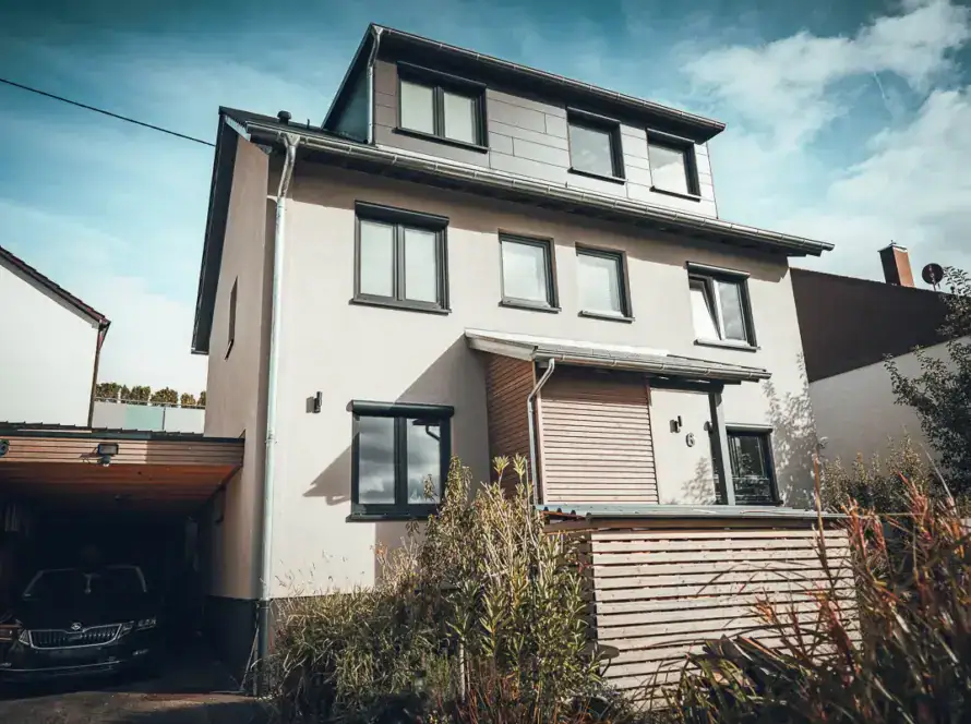 Steffen Lauffer von Lauffer Holzbau-Zimmerei in Renningen konzipierte und baute mit seinem Team eine individuelle Komplettlösung für Carport, Vordach und Vorhaus aus Holz.