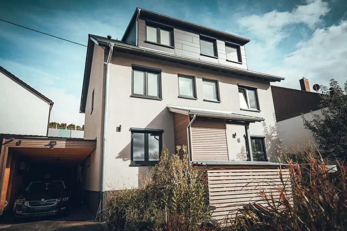 Steffen Lauffer von Lauffer Holzbau-Zimmerei in Renningen konzipierte und baute mit seinem Team eine individuelle Komplettlösung für Carport, Vordach und Vorhaus aus Holz.