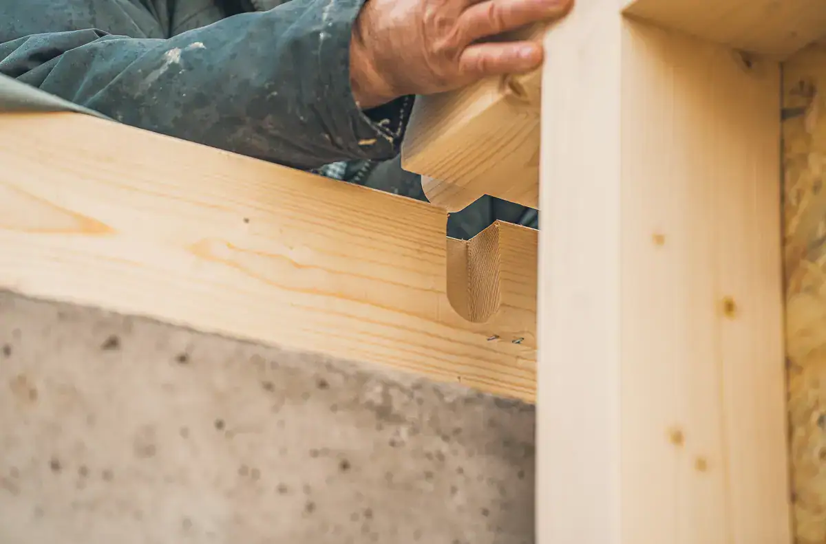 Passgenaues Einfügen einer Holzständerwand in eine jahrhunderte alte Mauer: Maßgeschneiderte Restaurierung mit Neubau von Lauffer Holzbau-Zimmerei in Renningen.