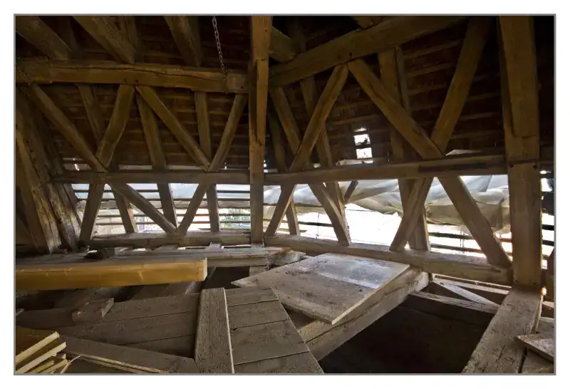 Ein Unikat von Lauffer Holzbau-Zimmerei in Renningen: Restaurierung der Chorbühne der Johannes-Täufer-Kirche in Magstadt. Hier: Restaurierung des Chorgebälks, der Chorbühne, des Kirchendachstuhls.