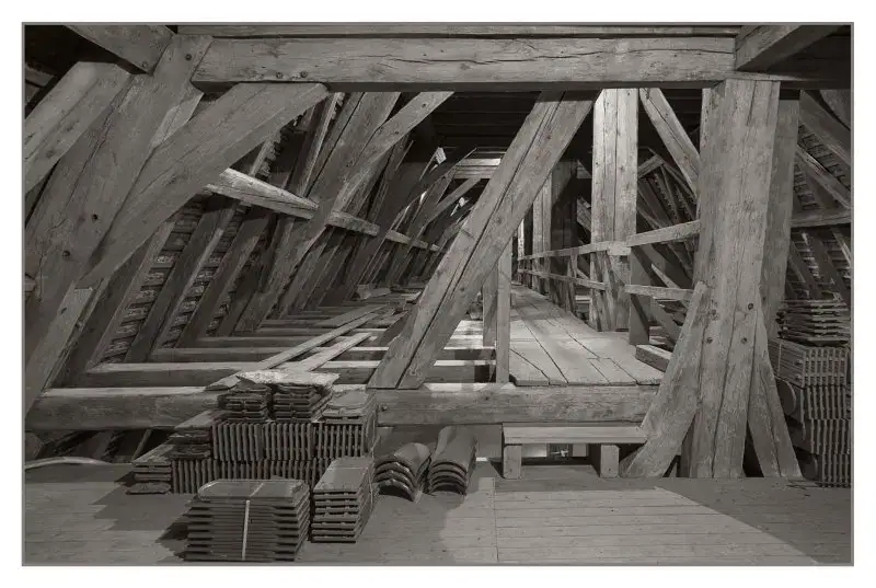 Ein Unikat von Lauffer Holzbau-Zimmerei in Renningen: Restaurierung der Chorbühne der Johannes-Täufer-Kirche in Magstadt. Hier: Restaurierung des Chorgebälks, der Chorbühne, des Kirchendachstuhls.