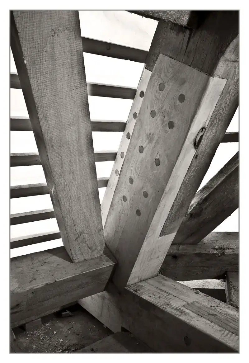 Ein Unikat von Lauffer Holzbau-Zimmerei in Renningen: Restaurierung der Chorbühne der Johannes-Täufer-Kirche in Magstadt. Hier: Verblattung, Holzinstandsetzung und Balkensanierung.