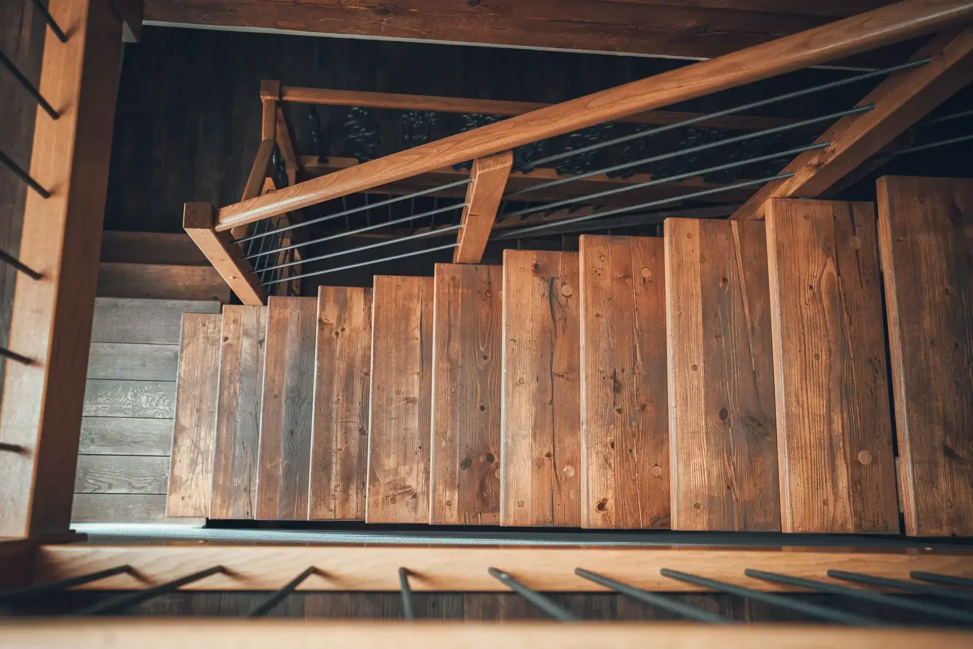 Restaurierte Holztreppen und Geländer im Einfamilienhaus, erhalten und saniert von Lauffer Holzbau-Zimmerei in Renningen.
