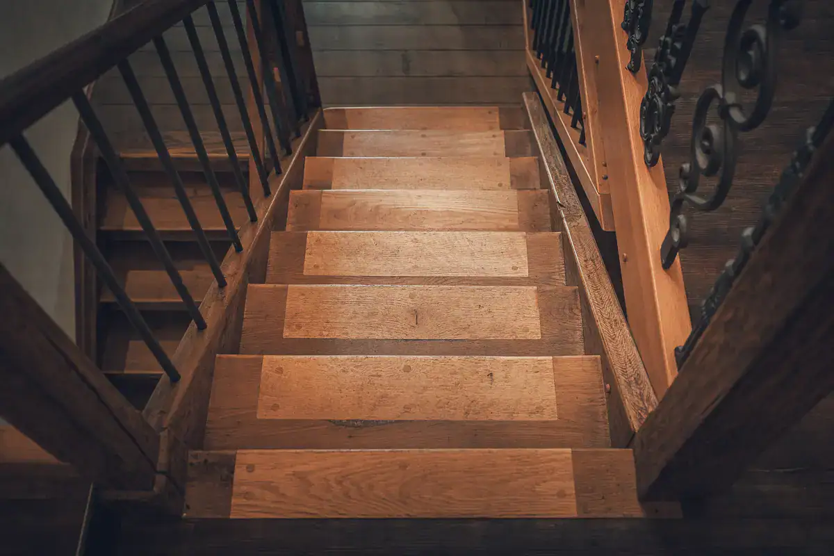 Restaurierte Holztreppe und Geländer erhalten und saniert statt abgerissen und neugebaut von Lauffer Holzbau-Zimmerei in Renningen. Wir schützen historische Bausubstanz und ergänzen mit nachhaltigen Baustoffen.