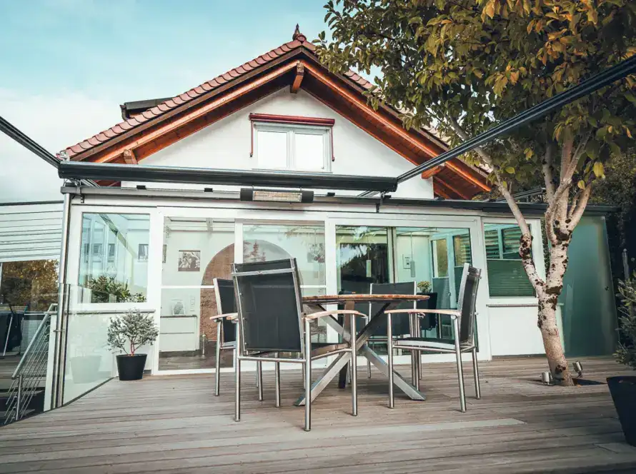 Lauffers klassisches Bauprojekt: stabile und witterungsbeständige Holzterrasase, gebaut im Teamwork von Lauffer Holzbau-Zimmerei in Renningen.