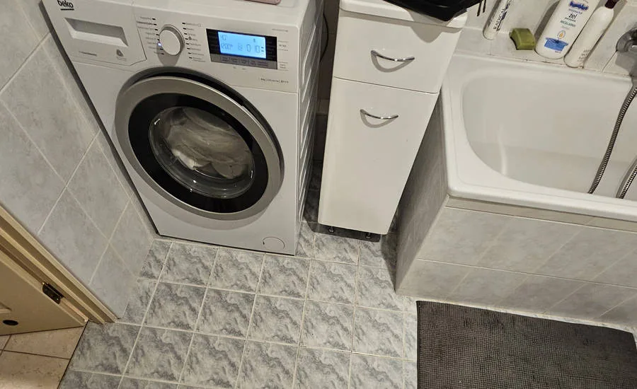 Łazienka przed remontem kompleksowym w bloku na Warszawskim Urysnowie.