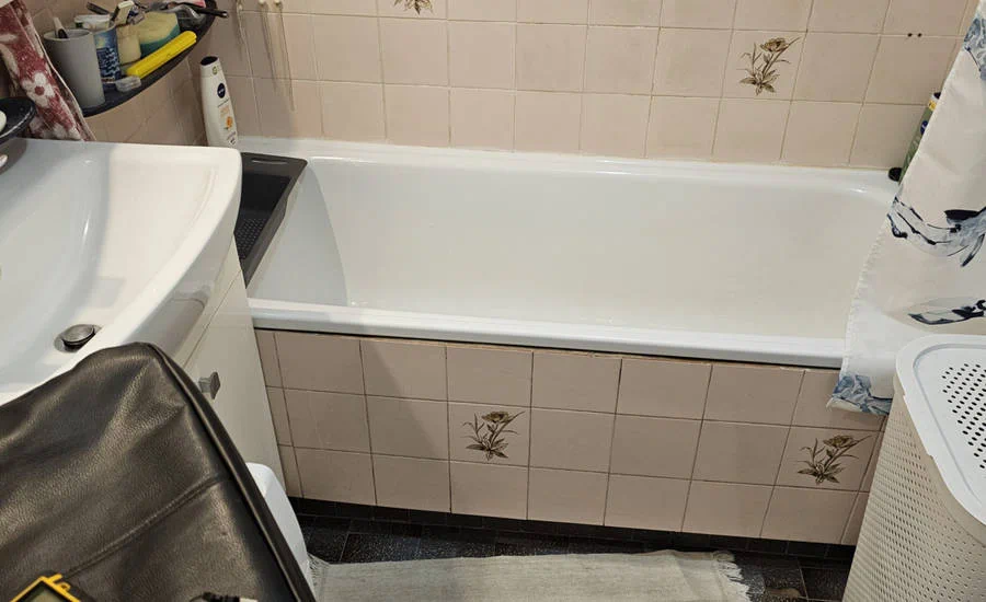 Stara łazienka z wysoką wanną, przed remontem