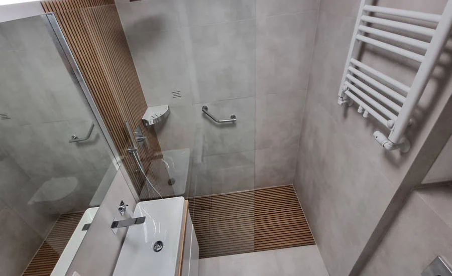 Nowoczesny prysznic Walk-In z odpływem liniowym – realizacja Warszawa Ursynów.