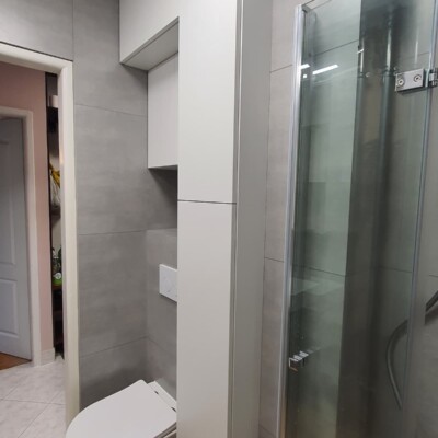 Elegancka umywalka nablatowa z czarną baterią i szafką meblową w łazience premium.
