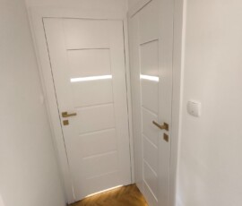 Kompleksowy remont łazienki na Ursynowie w Warszawie. Biały marmur calacatta i złote baterie podtynkowe.
