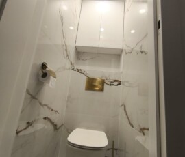 Kompleksowy remont łazienki na Ursynowie w Warszawie. Biały marmur calacatta i złote baterie podtynkowe.