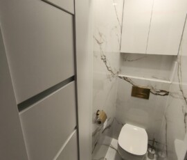 Kompleksowy remont łazienki na Ursynowie w Warszawie. Biały marmur calacatta i złote baterie podtynkowe.