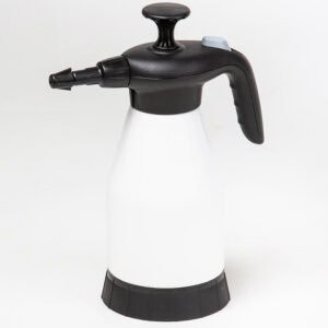 Fémtartályos permetező, kertészeti szerszám, kertészeti permetező, kültéri kertészeti eszköz.