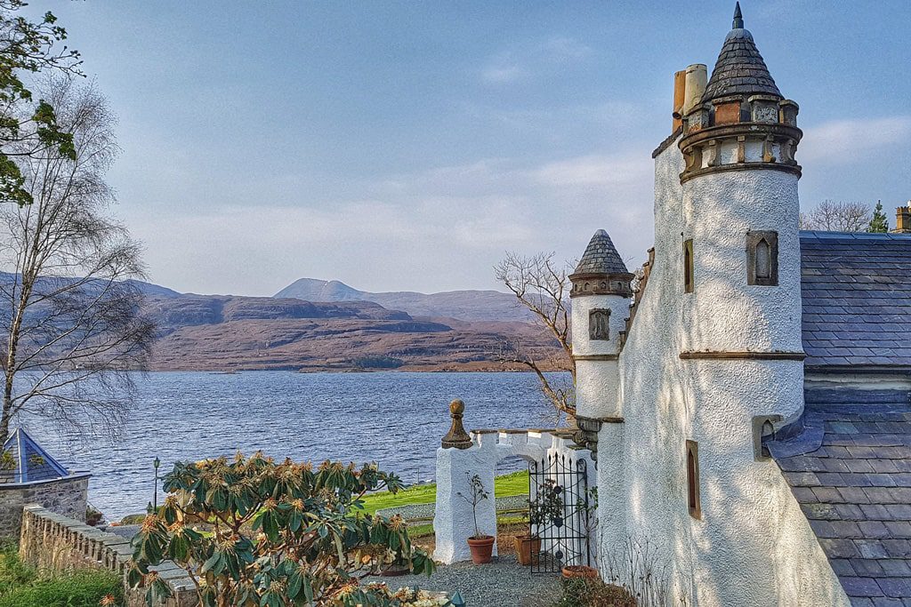 Lodge for rent by the lake in Scotland