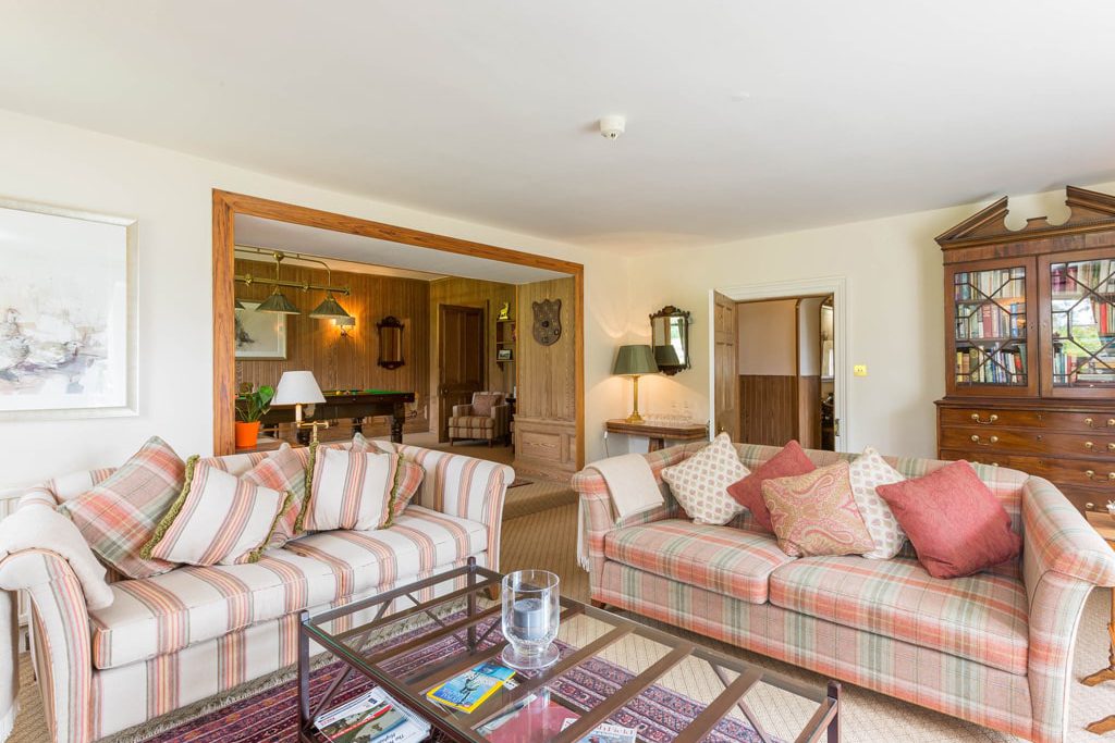 Livingroom with snooker lounge