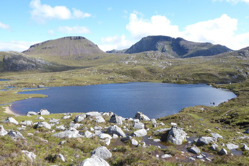 Loch side lodges with view on Fionn Loch
