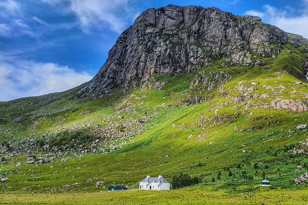 Remote lodge by the lake in Scotland