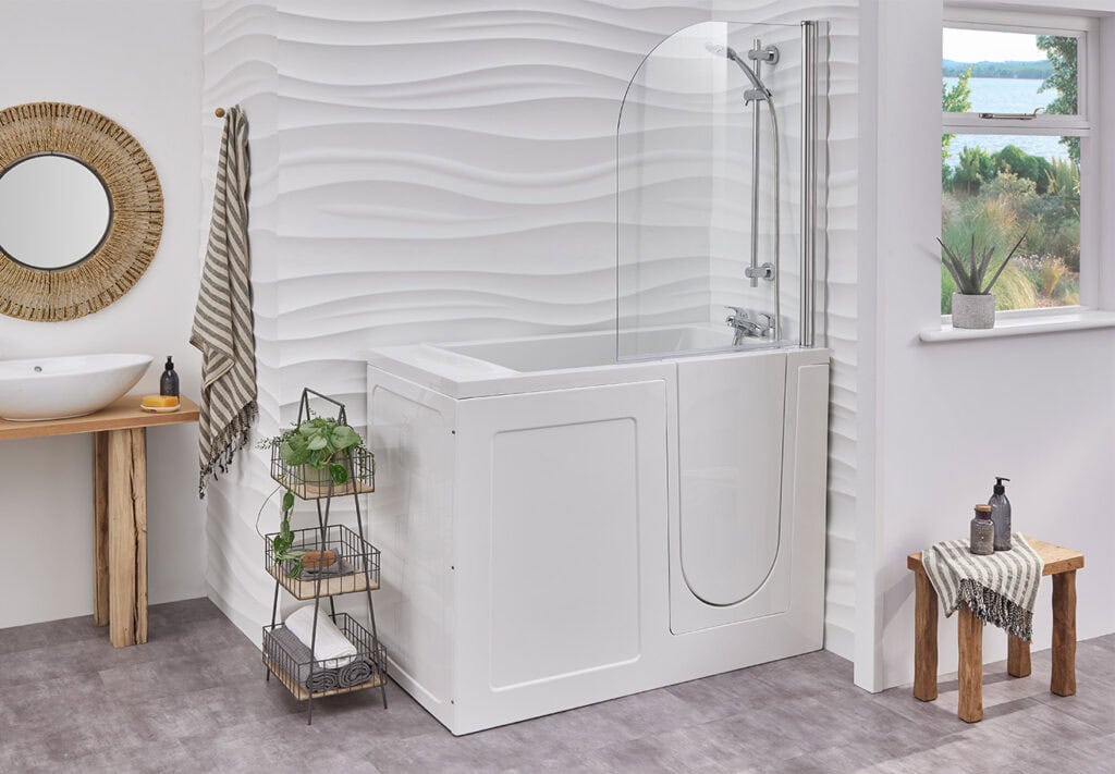 Walk in shower bath combination Milano (Georgia). Grounded plant shelves next to bath and white walls carved into waves behind walk in bath.