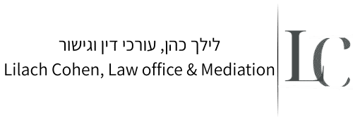לוגו של האותיות "LC" בצבע אפור כהה על רקע שחור.