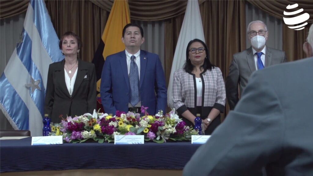 Portada de video de evento de aniversario de la facultad de postgrado de la Universidad de Guayaquil