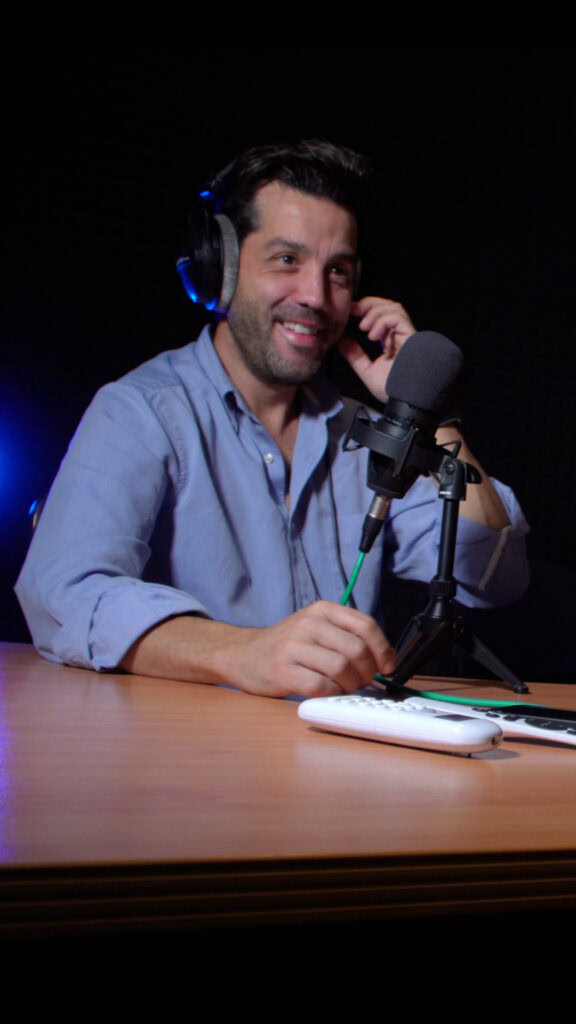 portada para video podcast, hombre con auriculares