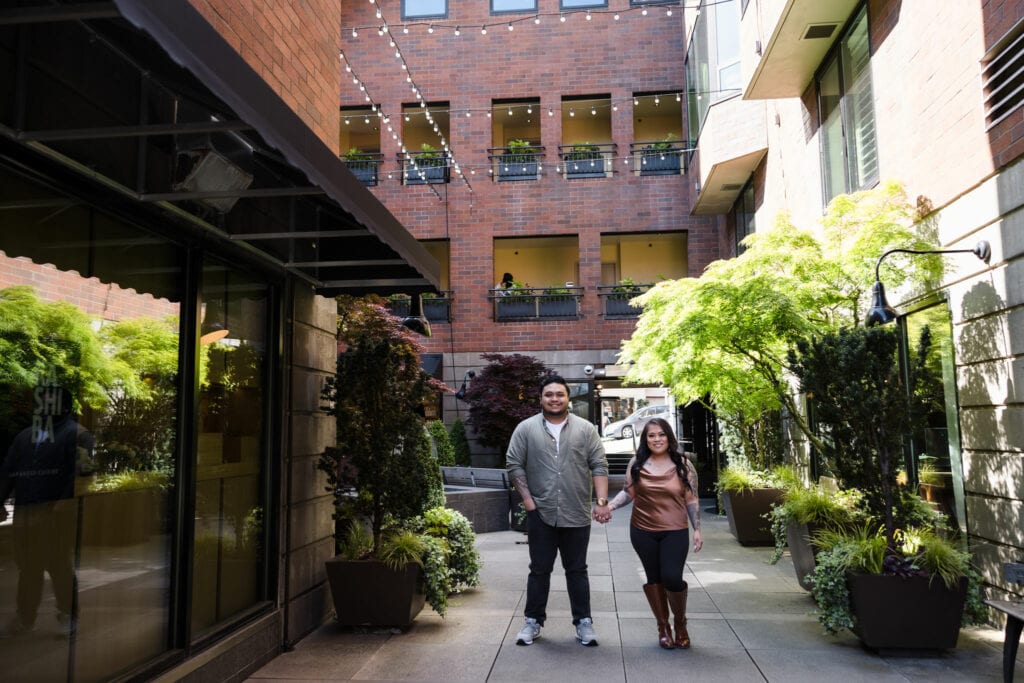 Pike Market Engagement Seattle Wedding Photographer Loc Le Films 021