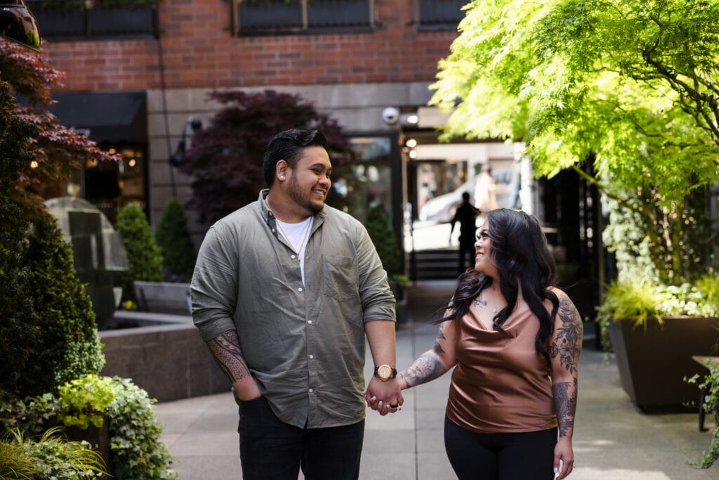 Pike Market Engagement Seattle Wedding Photographer Loc Le Films 025